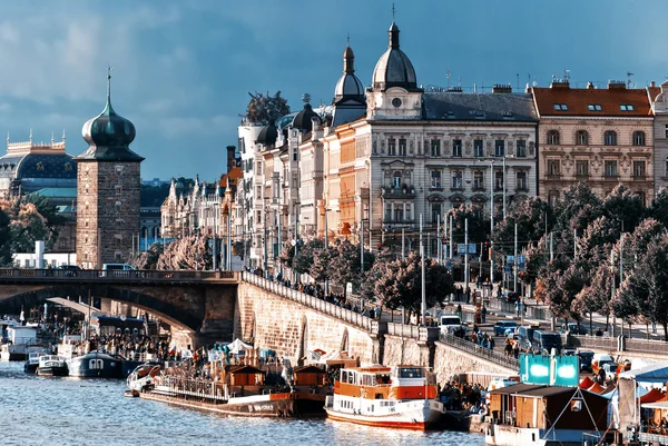 PRAGUE, CZECH REPUBLIC - JUNE 20 2015 - Prague Embankment — Stock Photo, Image