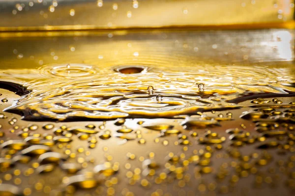 Honing druppel op de gouden plaat — Stockfoto