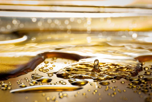 Wassertropfen im Detail auf Goldplatte — Stockfoto