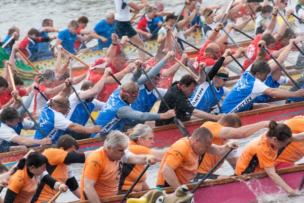 Prag, Çek Cumhuriyeti - 23 Mayıs 2015 - Dragon Festivali 2015 sarı Spa'da tekne