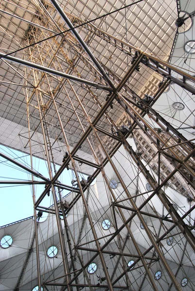 PARIS, FRANÇA - 24 DE ABRIL DE 2010 - Detalhe da Construção de Metal em la Defense — Fotografia de Stock