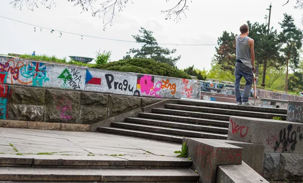 Ein Junge im Park mit Skateboard, Prag, Tschechische Republik - 25. April 2015 — Stockfoto
