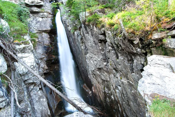 Cascada en las montañas —  Fotos de Stock