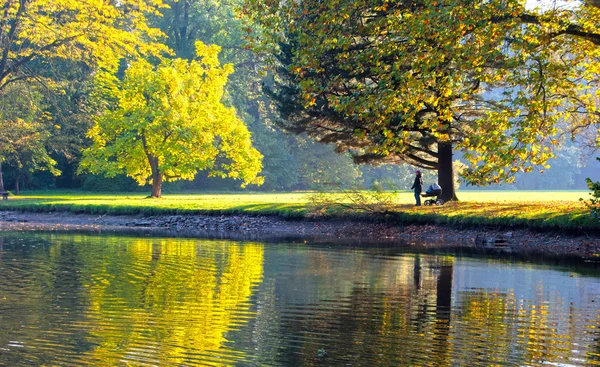 Romantisk dag i höst dag i slottsparken Stockbild