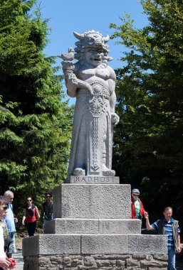 Beskydy, Çek Cumhuriyeti - 11 Temmuz 2015 - bir kimliği belirsiz kişinin önünde Radegast heykel üzerinde Radhost, Beskydy, Çek Cumhuriyeti