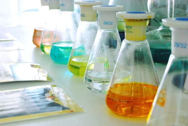 Flask Química com Produtos Químicos — Fotografia de Stock