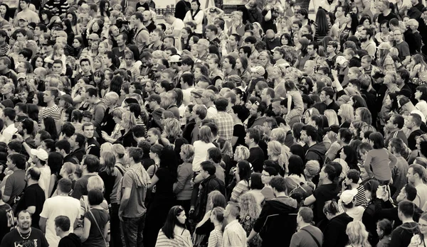 Multidão de pessoas não identificadas — Fotografia de Stock
