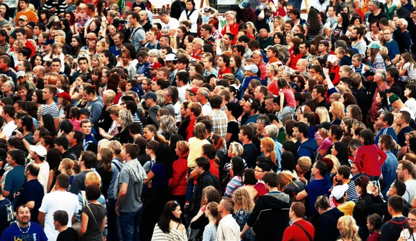 Kimliği belirsiz insan kalabalığı