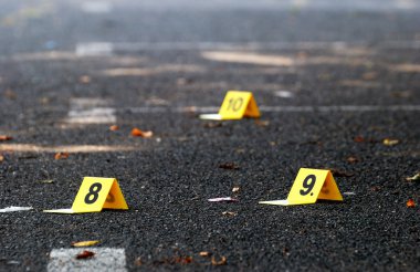 Suç delilleri işaretleri asfalt üzerinde