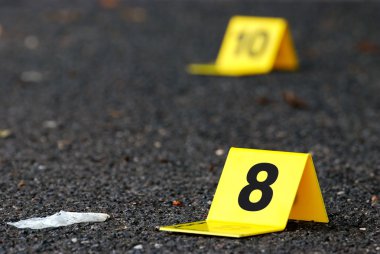 Suç delilleri işaretleri asfalt üzerinde