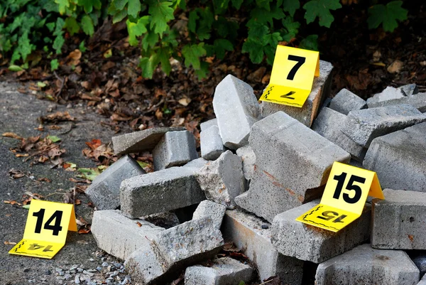 Marqueurs de preuves sur les lieux du crime à côté de béton — Photo