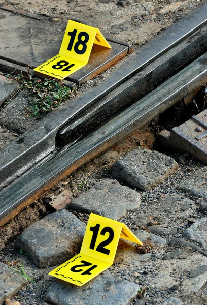 Scène de crime Marqueurs de preuves près des rails — Photo