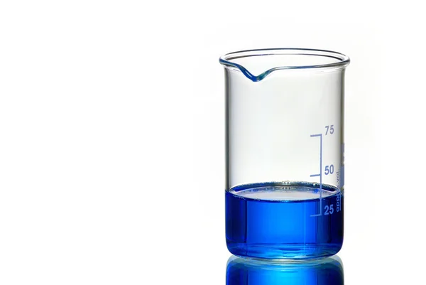 Izolované kádinka s modrými chemické — Stock fotografie