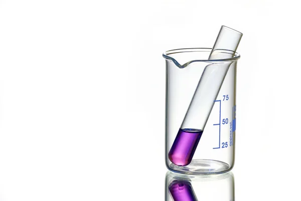Química en tubo de ensayo en vaso de precipitados —  Fotos de Stock