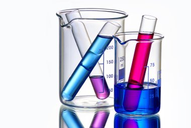 Kadehler ile Test tüpleri kimyasallarla dolu