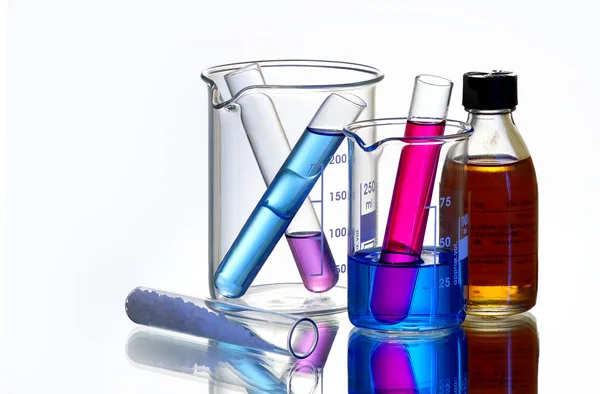Productos químicos en tubos de ensayo, tubos de ensayo en vaso de precipitados —  Fotos de Stock