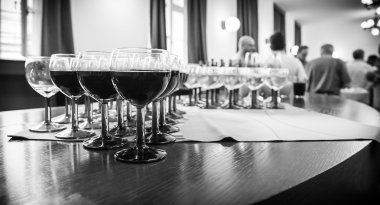 Cam şarap, siyah ve beyaz ile