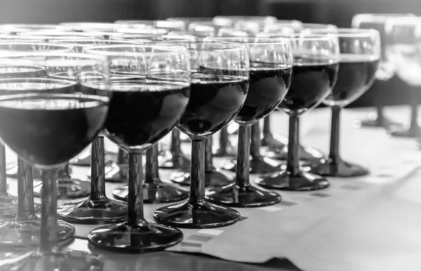 Copa con vino, blanco y negro — Foto de Stock