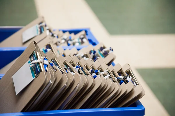 Kartendatei in blauer Plastikbox — Stockfoto