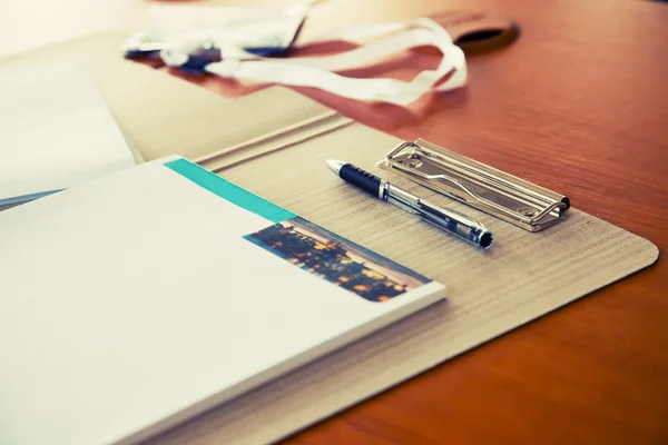 Kugelschreiber und Notizbuch auf dem Holztisch — Stockfoto