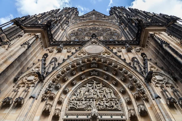 Detalle de la Catedral de San Vito desde la vista frontal en Praga, República Checa —  Fotos de Stock