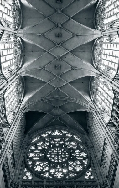 Wnętrze St. Vitus Cathedral w Zamku Praskiego, Republika Czeska — Zdjęcie stockowe
