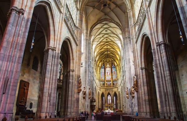 Inre av St. Vitus Cathedral på Pragborgen, Tjeckien — Stockfoto