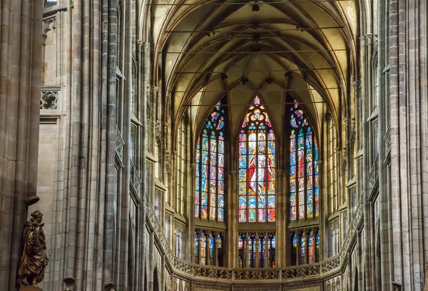 Inre av St. Vitus Cathedral på Pragborgen, Tjeckien — Stockfoto