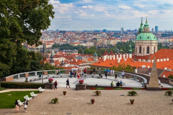 Prag stadsbild från terrass nära Pragborgen — Stockfoto