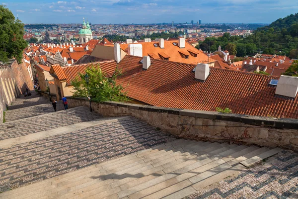 Dar sokak aşağı Prag Kalesi lider — Stok fotoğraf