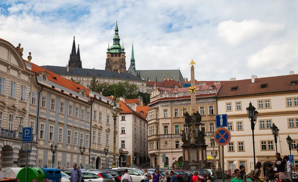 Pohled na Pražský hrad z náměstí u Mikuláše palác — Stock fotografie