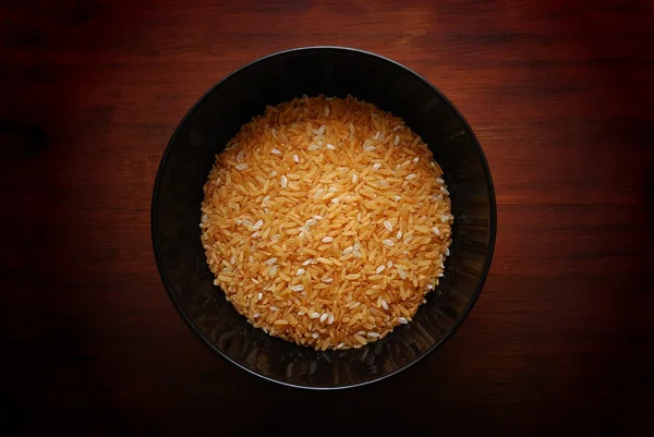 Tigela com arroz amarelo — Fotografia de Stock