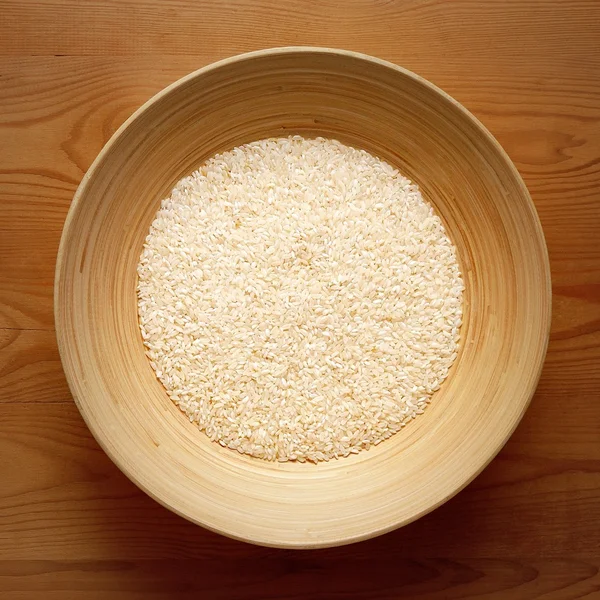 대나무 그릇 나무 바탕에 흰 쌀 — 스톡 사진