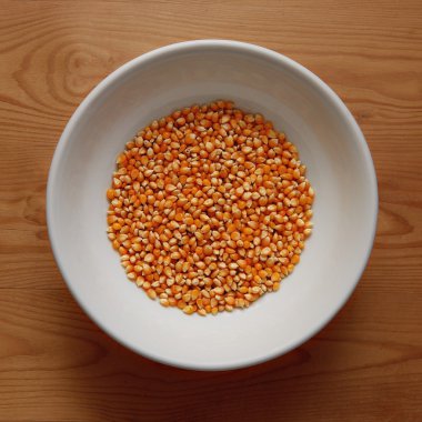 Ahşap masa üzerine Mısır tatlı ile beyaz kase