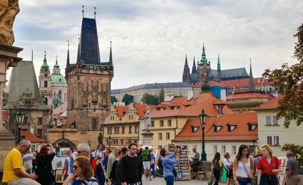 Prague Castle and Charles Bridge, People Walking the Bridge — Stock fotografie