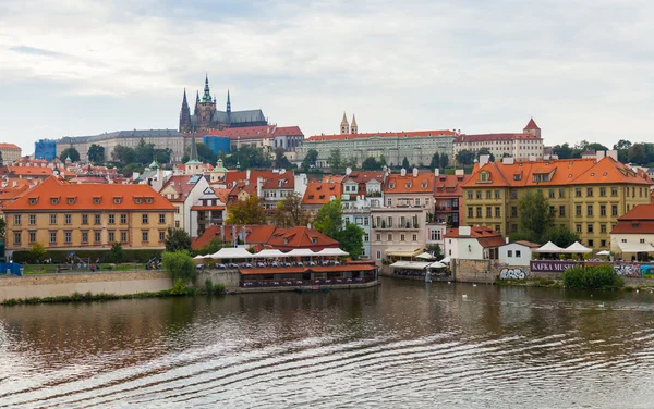 Blick auf die Prager Burg von der Karlsbrücke — Stockfoto