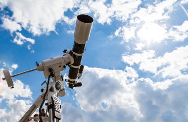 Güneşi gözlemlemek için teleskop
