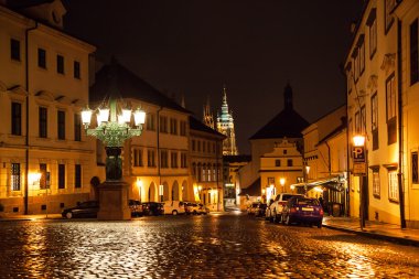 St Vitus Katedrali sokak önde gelen Prag Kalesi'ne gece görünümü