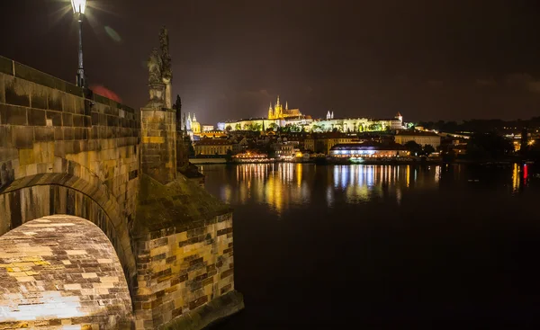 Пражский замок и мост Чарльза ночью — стоковое фото