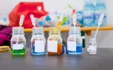 Kimyasallar, küçük şişe aktarım Pipetler, şişeli