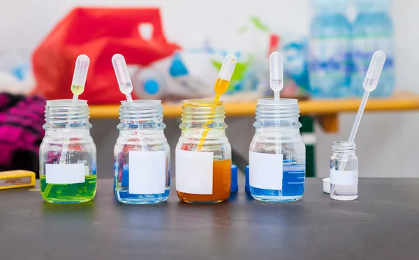 Pequenas garrafas com produtos químicos, Pipetas de transferência em garrafas — Fotografia de Stock