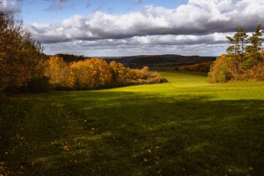 Çayırlı, Ağaçlı ve Bulutlu Gök Altında Uzak Köylü Sonbahar Manzarası