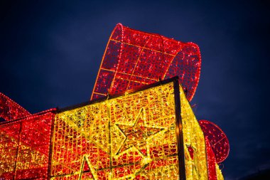 Yıldız Şekilleri ve Neşeli Parıltısı ile Renkli Noel Işığı Dekorasyonları