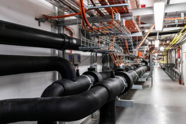 Açığa çıkmış boru hatları ve kablo altyapısı olan sanayi hizmetleri koridoru