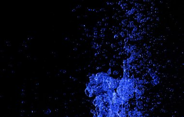 Siyah arkaplanda mavi su sıçraması