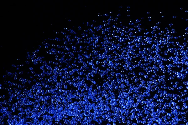 Niebieski krople deszczu na czarnym tle — Zdjęcie stockowe