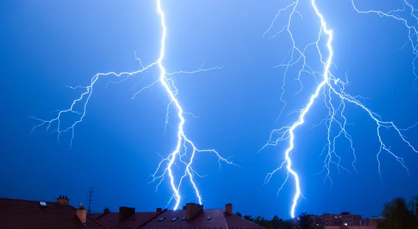 Illuminazioni in una tempesta sulla città — Foto Stock