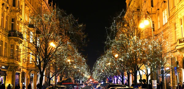 Parijse straat in Praag in December, decoratieve lampjes op bomen — Stockfoto