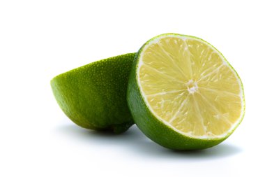 Limet beyaz zemin üzerine dilimlenmiş