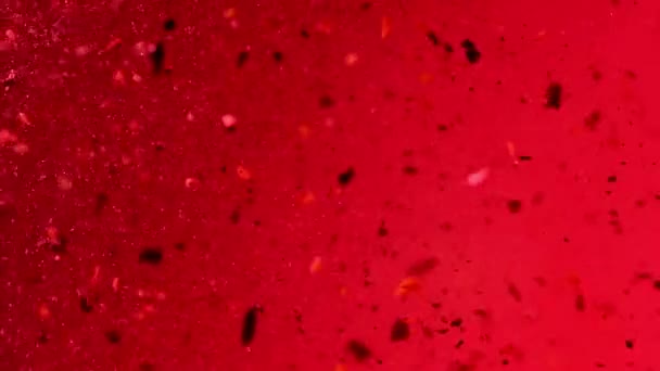 Flödande röda partiklar i vätskan — Stockvideo